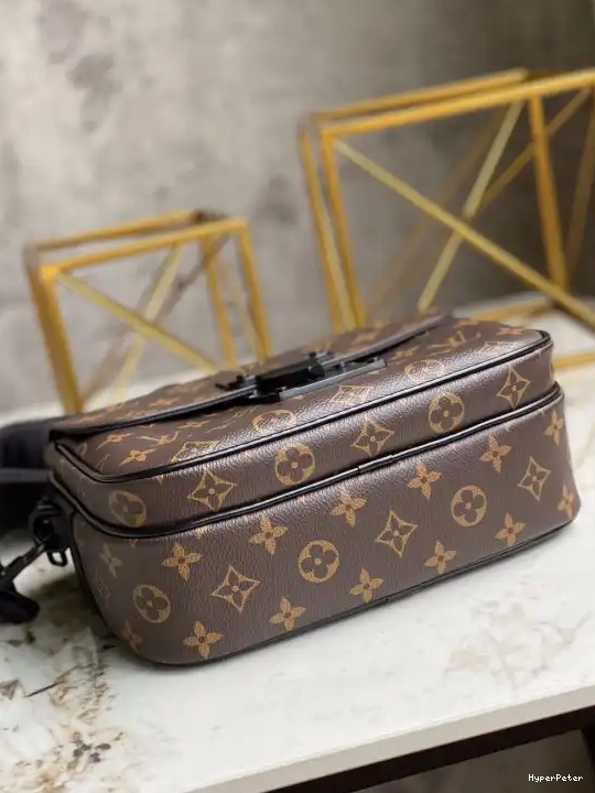 LOUIS VUITTON S LOCK MESSENGER 0517